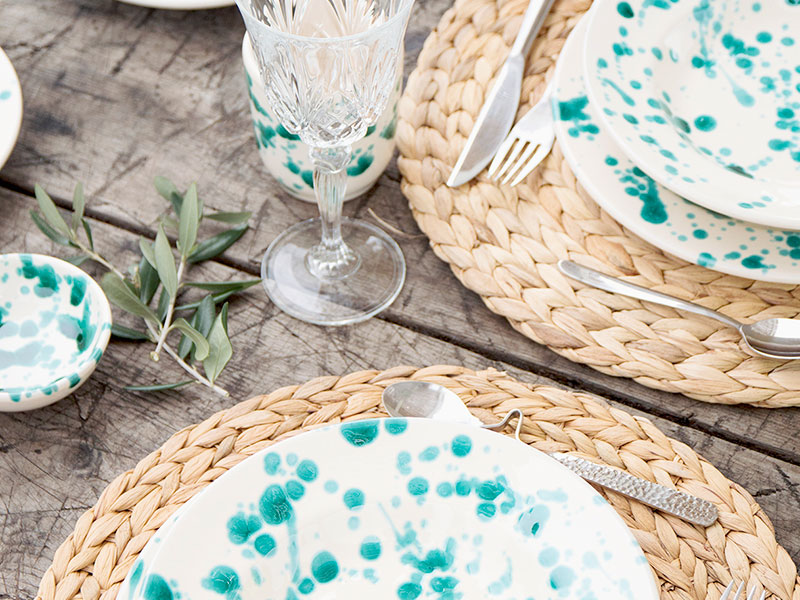 groen-blauw-spetterservies-op-tafel Italiaans spetterservies met groene pastaborden